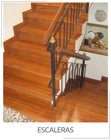 Escaleras con peldaños en madera demadera
